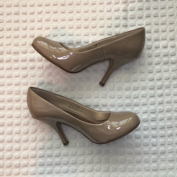 Chinese Laundry New Love Patent Pumps Nude - Picture 5 of 16